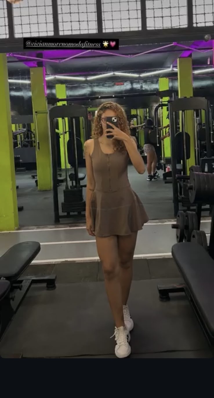 Cliente Vivian Moreno com vestidinho marrom na academia