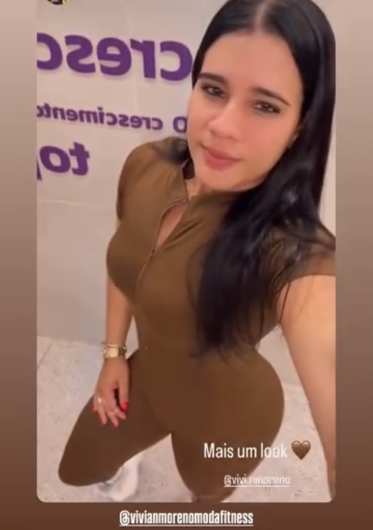 Cliente Vivian Moreno com macacão marrom