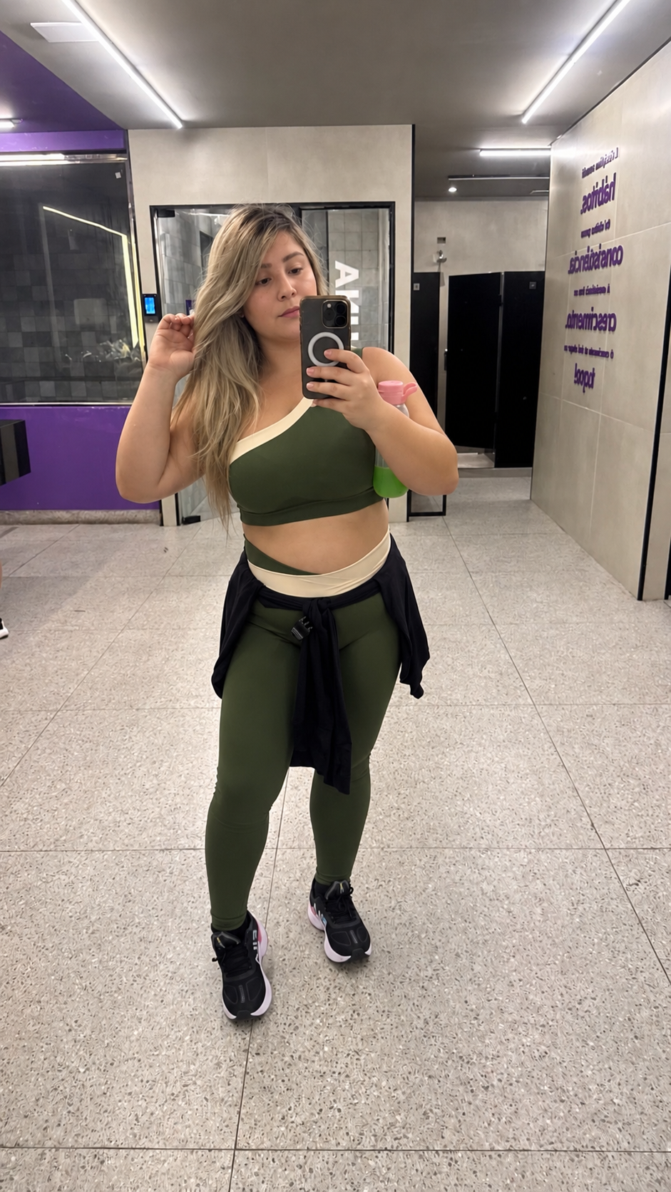 Cliente Vivian Moreno com look verde musgo