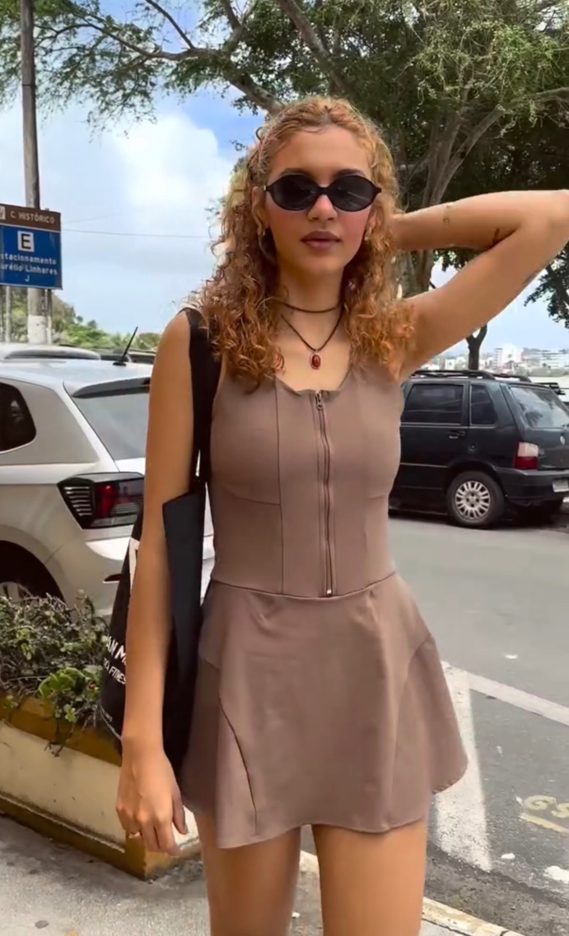 Cliente Vivian Moreno usando look em tom terroso