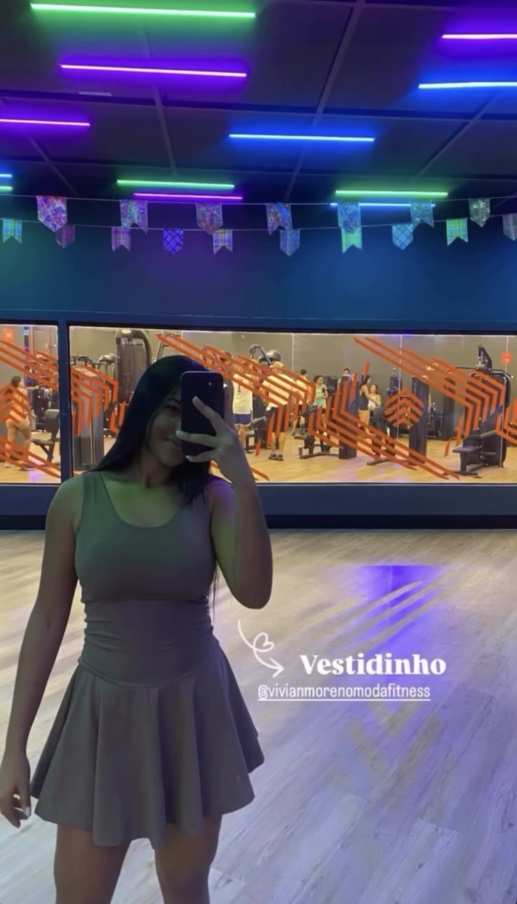 Cliente Vivian Moreno com vestidinho em tom terroso na academia